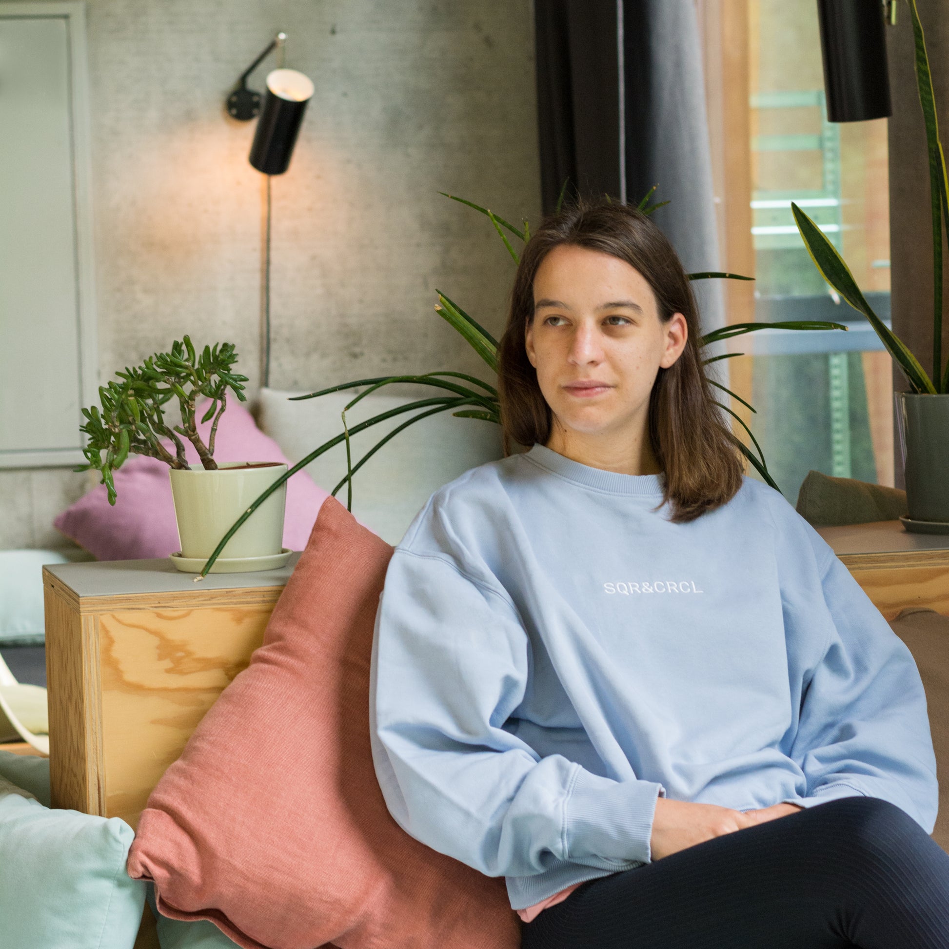 SQR&CRCL oversized sweater serene blue getragen von Laura